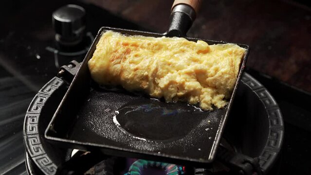 The production process of Japanese specialty street food Tamagoyaki