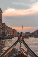Detalle de góndola navegando por un canal en Venecia - obrazy, fototapety, plakaty