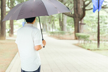 日傘をさす男性　parasol - obrazy, fototapety, plakaty
