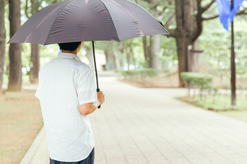 日傘をさす男性　parasol © 健二 中村