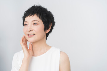 ピクシーカットの似合うナチュラルメイクの大人の女性