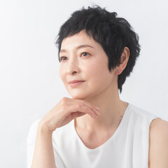 ベリーショートヘアの素肌の美しい日本人女性、ミドル世代