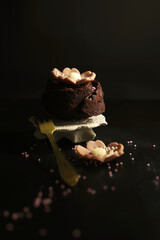 kleiner Schokoladenkuchen mit Blume dekoriert - 566133429