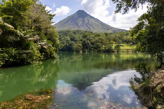 Der Vulkan Arenal mit einem Bergsee im Vordergrund