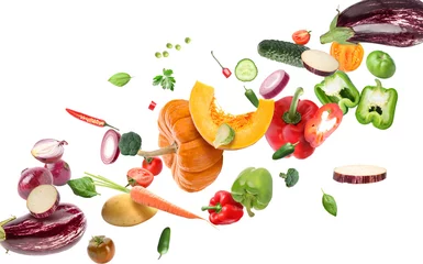 Poster Flying fresh vegetables on white background © Pixel-Shot