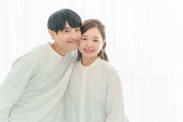 頬を寄せ合う若いカップル