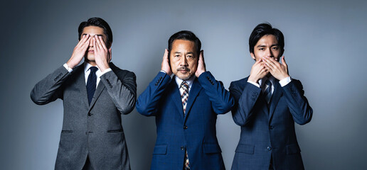 目・耳・口をふさぐビジネスマン　見ざる聞かざる言わざる