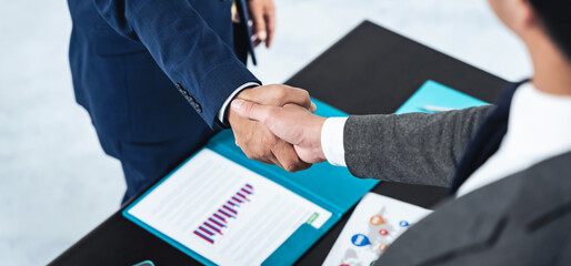 握手するビジネスマン