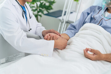 入院患者を診察する医師