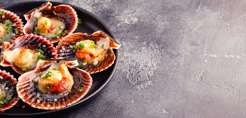 Cooked scallops with parsley