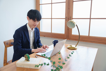 リモートワークでノートパソコンを使う男性