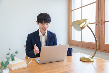 オンラインで説明する若いビジネスパーソン