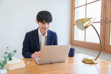 オンライン会議で発言する若いビジネスパーソン