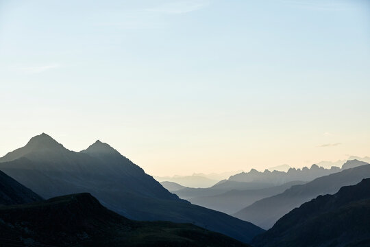 Austria, Tyrol, Mountain peaks at foggy dawn