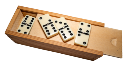jeu de dominos dans sa boîte sur fond transparent