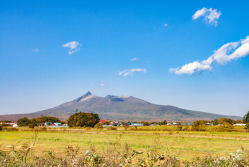 Fototapeta premium 大沼公園 駒ヶ岳と紅葉と青空 