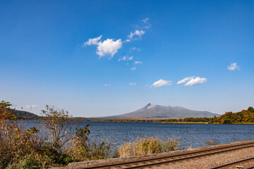 大沼公園 駒ヶ岳と紅葉と青空
