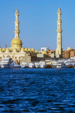 Egypt, Red Sea Governorate, Hurghada, Boats moored in front of El Mina Mosque