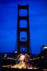 Golden Gate Bridge in San Francisco Kalifornien USA und blaue Stunde
