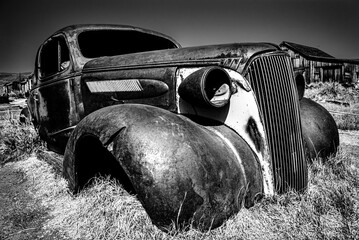 Oldtimer in Geisterstadt Bodie Kalifornien USA  in schwarz-weiss