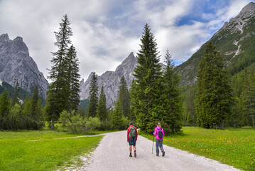 Fototapeta na wymiar Wanderer in den Dolomiten / Südtirol