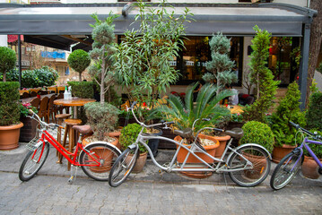 Fototapeta na wymiar Bicycles outside the city cafe on a summer day.