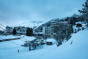 Instância de esqui em Gourette num dia gelado de inverno com um teleférico e o elevador que leva os esquiadores para o alto da montanha nos Pirenéus Atlânticos, França
