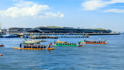 横浜港で行われたドラゴンボートのレース
