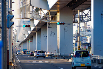 川崎市浮島インターチェンジ辺りの首都高高架下の道路状況