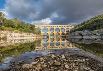 Crédence de cuisine en verre imprimé Pont du Gard Pont du Gard - the highest of all preserved ancient roman aqueducts. It crosses the Gardon River near the town of Vers-Pont-du-Gard in southern France 