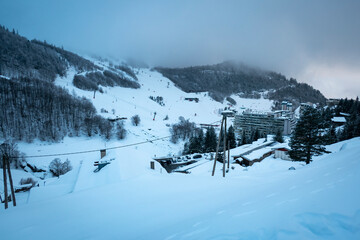 Instância de esqui em Gourette num dia gelado de inverno com os teleférico e os elevador que...