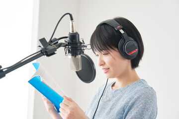 ナレーションをするナレーターの女性