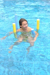 criança feliz na piscina verão divertido 