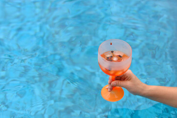 drink bebida na piscina, conceito de bem estar em spa 