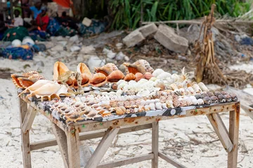 Photo sur Plexiglas Plage de Nungwi, Tanzanie Different seashells for sale on a stall on Nungwi beach, Zanzibar, Tanzania