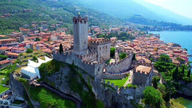 Blick auf die Scaliger Burg von Malcesine - Gardasee - 4k Drohnenaufnahme