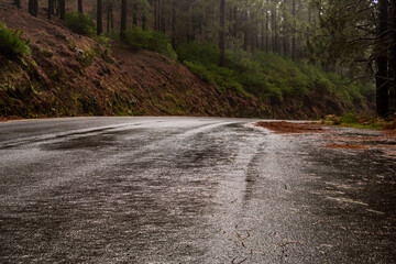 Carretera mojada en la isla de Tenerife.