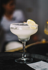 Un margarita hecho con tequila y limon. Cocktail sobre la mesa