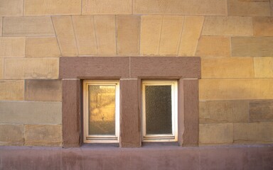 Schöne Fasade und Mauer aus Sandstein und Ziegel