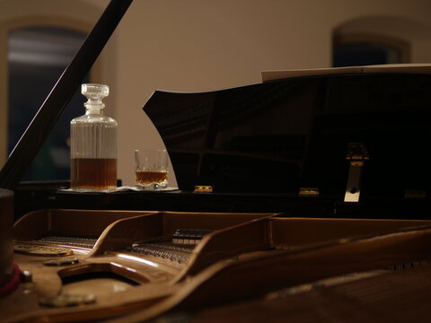 Fl&uuml;gel / Grand Piano mit Cognac Karaffe