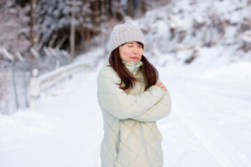 Fototapeta na wymiar 雪の日の女性