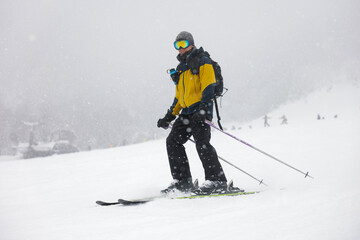 Fototapeta na wymiar スキーをする男性