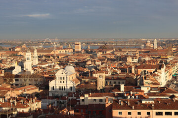 Fototapeta na wymiar Venice city view. Sunny evening in beautiful Italian city. Romantic holydays destinations concept. 