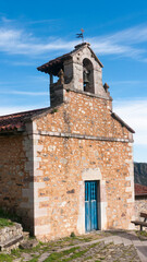 Fototapeta na wymiar Pequeña iglesia medieval en pueblo de montaña