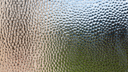 Cielo y exterior tras cristal esmerilado traslúcido