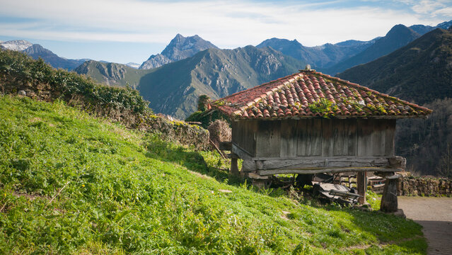 Horreo en ladera de monta&ntilde;a