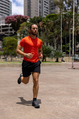 Obraz premium Brazil, Sao Paulo, Man in sports clothing jogging in park