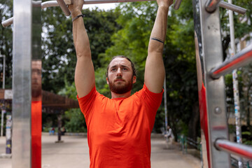 Naklejka premium Man exercising in park