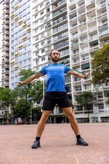 Obraz premium Brazil, Sao Paulo, Man exercising in city