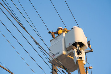 高所での停電復旧作業